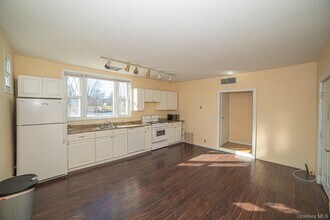 52 Maple Ave in Bay Shore, NY - Building Photo - Building Photo