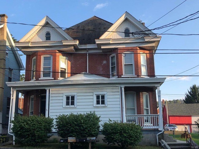 39 Dowell St in Slatington, PA - Building Photo - Building Photo