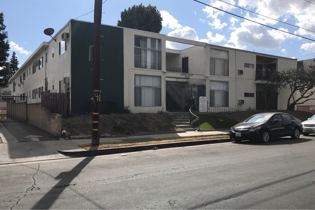 Camden Crest in Tarzana, CA - Building Photo