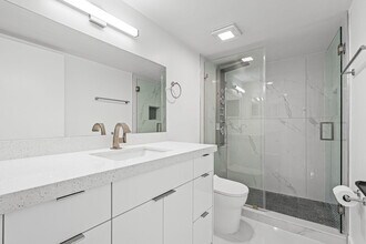 510 W Park Dr in Miami, FL - Building Photo - Building Photo