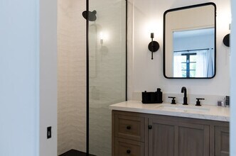 Fully Furnished Back House- Prime Location in Los Angeles, CA - Building Photo - Building Photo