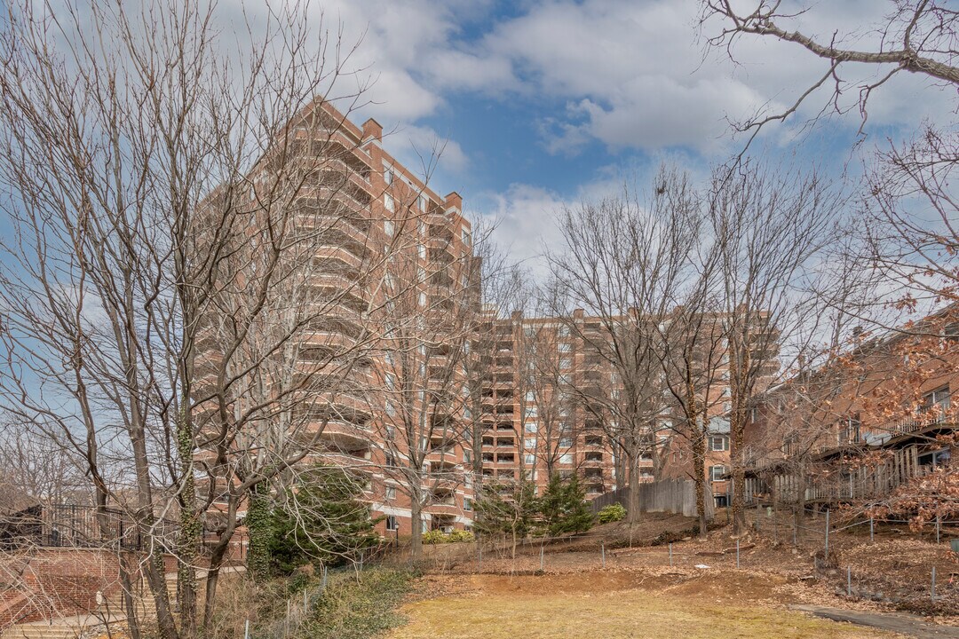 The Williamsburg in Arlington, VA - Building Photo