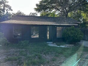 6300 Hudson Bend Rd in Austin, TX - Foto de edificio - Building Photo