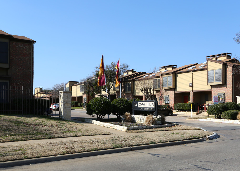 Oak Hills Apartments in Irving, TX - Foto de edificio