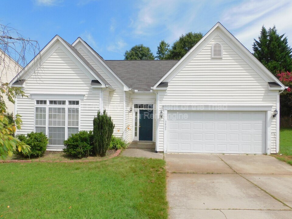 3805 Tutbury Dr in Jamestown, NC - Foto de edificio