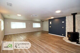 310 Woodhill Dr in Redding, CA - Building Photo - Building Photo