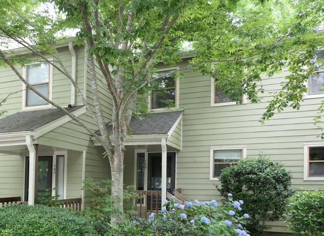 140 Beechwood Dr in Carrboro, NC - Building Photo - Building Photo