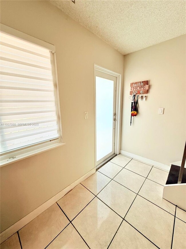 2162 W 60th St in Hialeah, FL - Building Photo - Building Photo