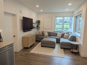 10300 San Pablo Ave, Unit Unit 202 in El Cerrito, CA - Foto de edificio - Building Photo