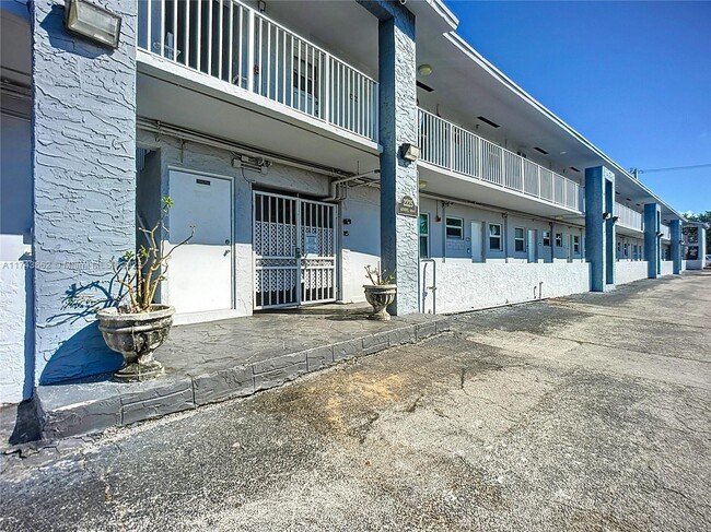 2225 NE 123rd St in North Miami, FL - Building Photo - Building Photo