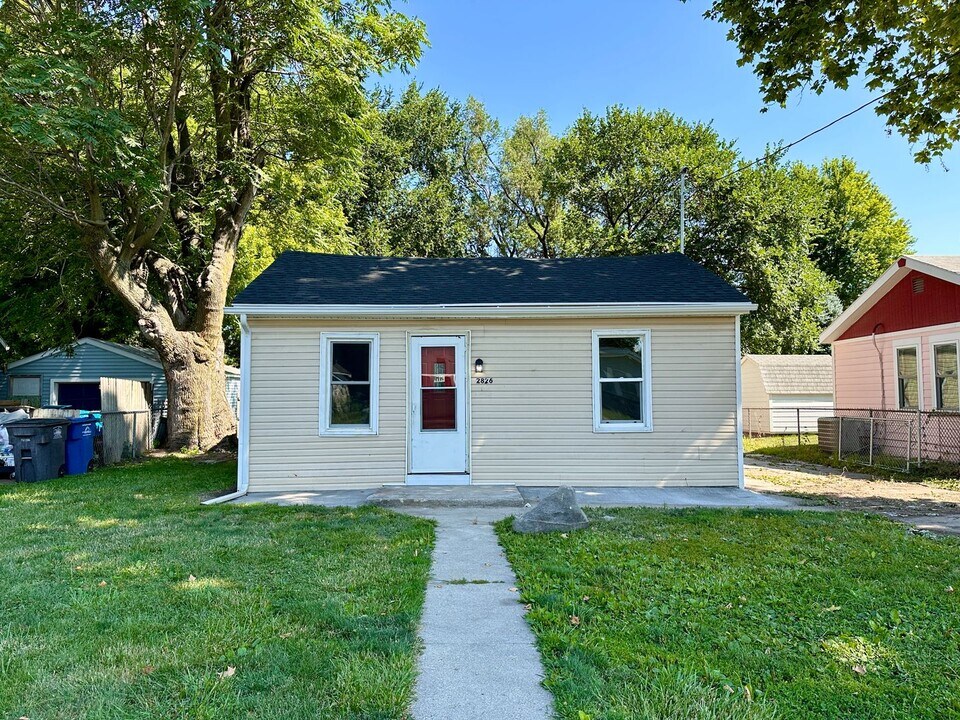 2826 Lyon St in Des Moines, IA - Foto de edificio