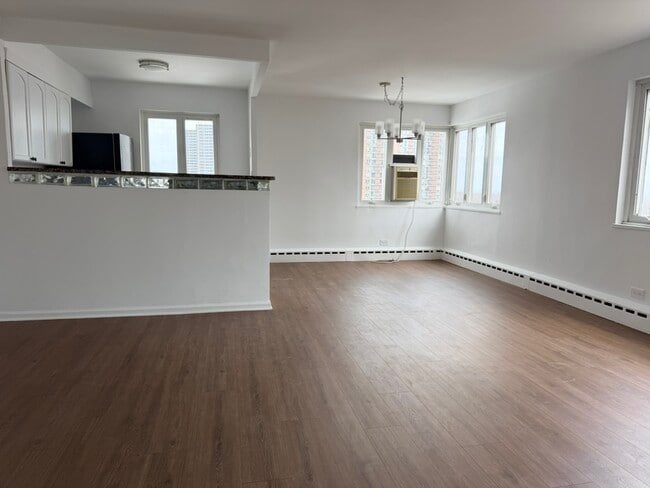 708 W Bittersweet Pl, Unit 1012 in Chicago, IL - Building Photo - Building Photo