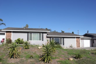 321-327 Del Rio Way in Vista, CA - Building Photo - Building Photo