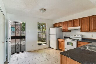 10821 Roger Dr in New Orleans, LA - Foto de edificio - Building Photo