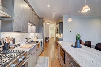 33 S Ashland Ave in Chicago, IL - Building Photo - Building Photo