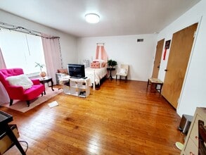 2206 E Locust St in Milwaukee, WI - Foto de edificio - Building Photo