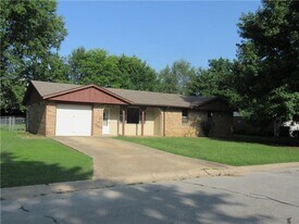 1205 S Prospect St in Siloam Springs, AR - Building Photo