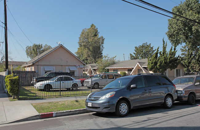 16119-16125 Eucalyptus Ave in Bellflower, CA - Foto de edificio - Building Photo