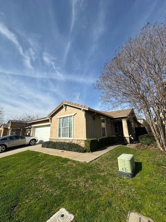 7056 Kelmscott Ln in Roseville, CA - Foto de edificio