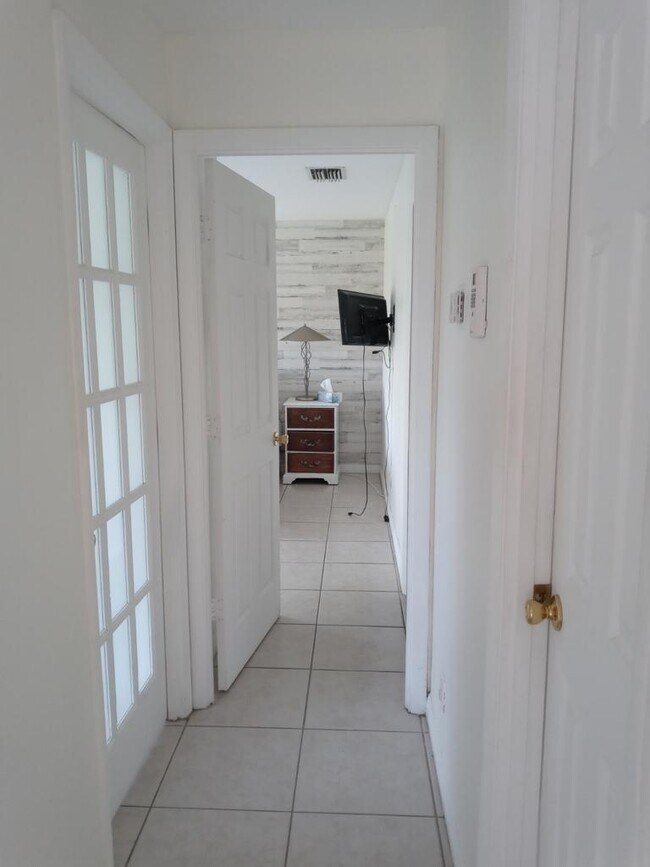 5127 Burnham Pl in Greenacres, FL - Foto de edificio - Building Photo