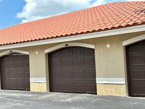 231 SW 116th Ave in Pembroke Pines, FL - Foto de edificio - Building Photo