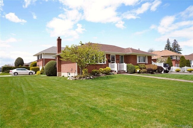 3918 Berger Ave in Bethpage, NY - Building Photo - Building Photo