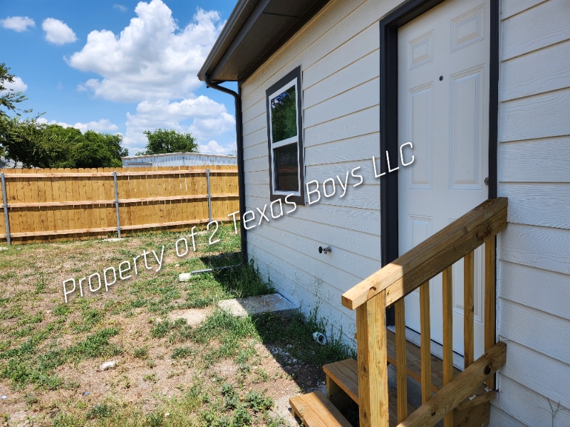 101 N Pecan St in Leonard, TX - Building Photo