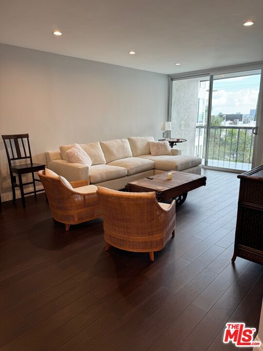 8530 Holloway Dr in West Hollywood, CA - Building Photo - Building Photo