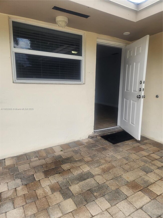 5780 SW 61st St in Miami, FL - Building Photo - Building Photo