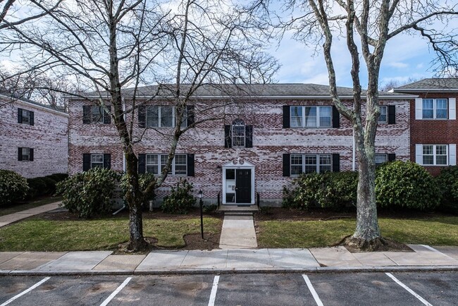 137 Lake Shore Rd, Unit #1 in Boston, MA - Building Photo - Building Photo