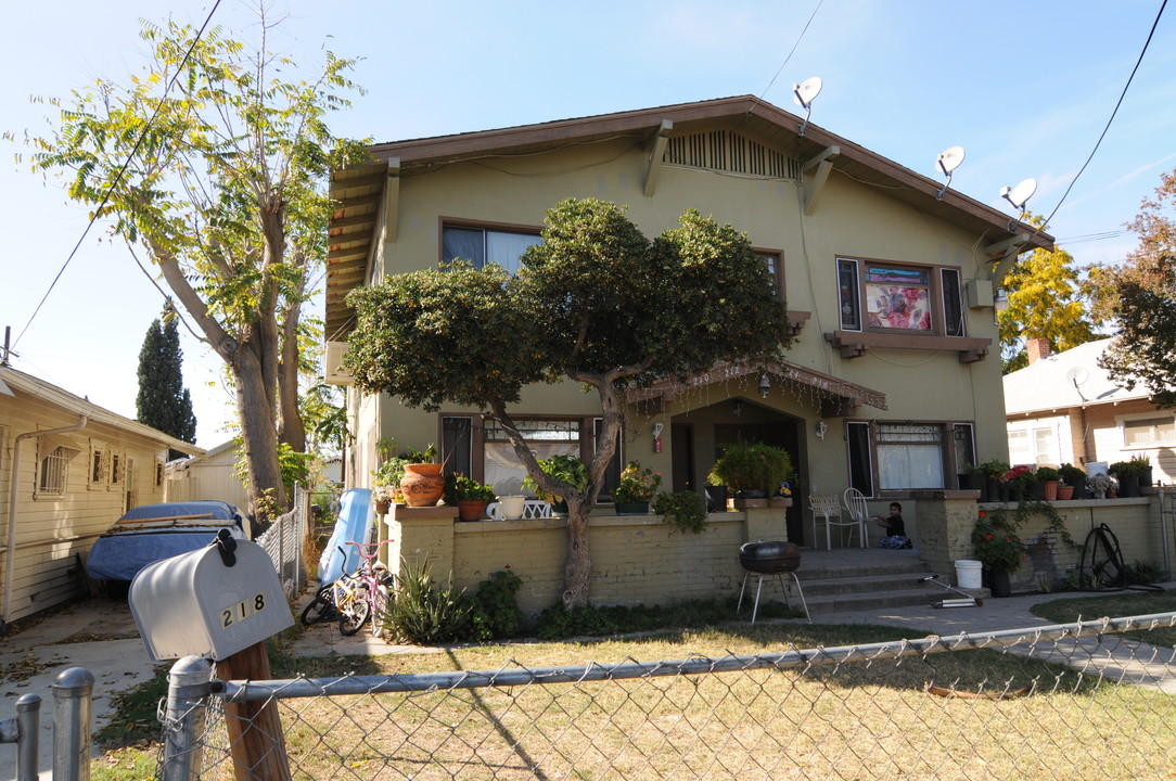 210 Kendall Ave in San Bernardino, CA - Foto de edificio