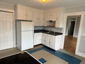 22 West St in Newport, NH - Building Photo