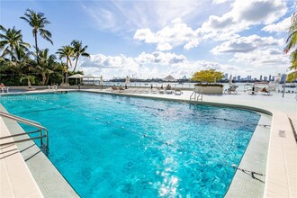 1200 West Ave, Unit PH-01 in Miami Beach, FL - Foto de edificio - Building Photo