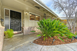 6431 Oakridge Way in Sacramento, CA - Building Photo - Building Photo