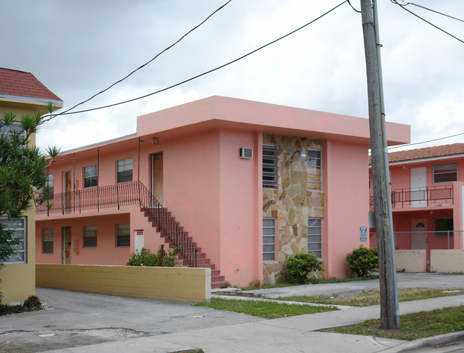 1630 NW 1st St in Miami, FL - Foto de edificio - Building Photo