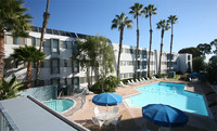 La Paloma Gardens Apartments in San Diego, CA - Foto de edificio - Building Photo