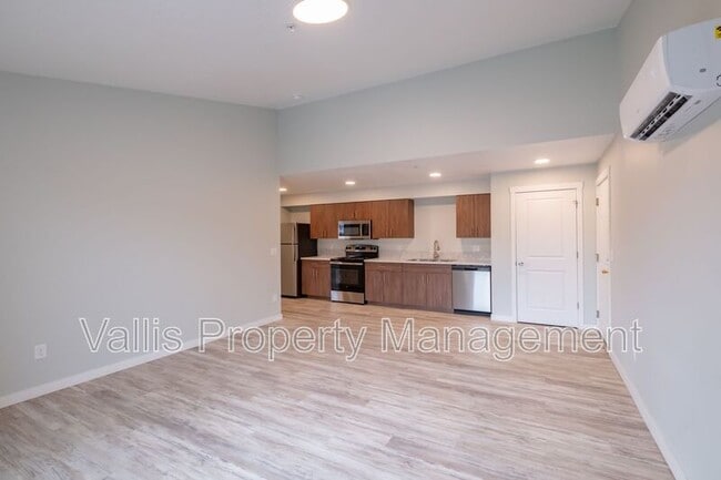 13001 S Crompton Lane in Molalla, OR - Foto de edificio - Building Photo