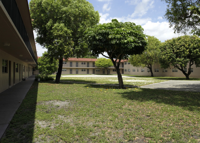 135th Street Apartments in Opa Locka, FL - Foto de edificio - Building Photo