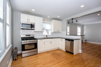 2251 W Montrose Ave-Unit -3 in Chicago, IL - Building Photo - Building Photo