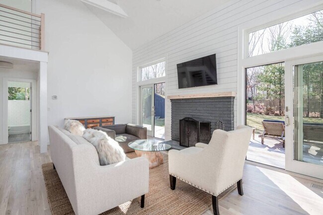 42 Partridge Dr in Sag Harbor, NY - Building Photo - Building Photo