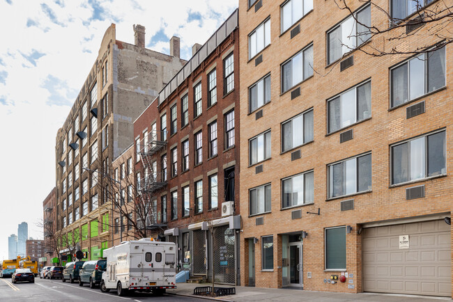 428-430 E 10th St in New York, NY - Foto de edificio - Building Photo