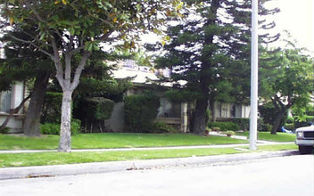 2337 E Omega Ave in Anaheim, CA - Foto de edificio - Building Photo