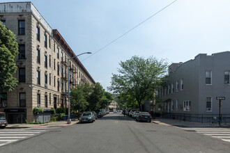 197 Norman Ave in Brooklyn, NY - Foto de edificio - Building Photo