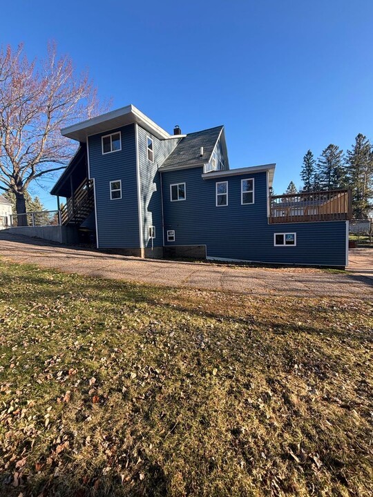 426 Vaughn St, Unit Upper in Rhinelander, WI - Foto de edificio
