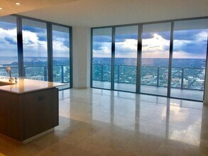 88 SW 7th St, Unit 3402 in Miami, FL - Building Photo - Building Photo
