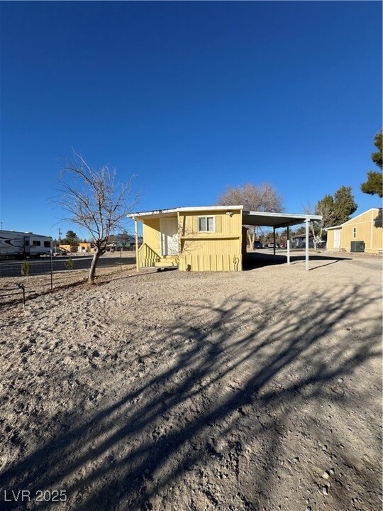 1080 W Windsong Ln in Pahrump, NV - Foto de edificio