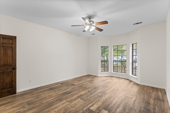 property at 6 Thornhedge Ct