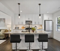 975 Shadowridge Dr SE in Atlanta, GA - Building Photo - Building Photo