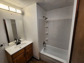 416 4th St NW in Independence, IA - Building Photo - Building Photo