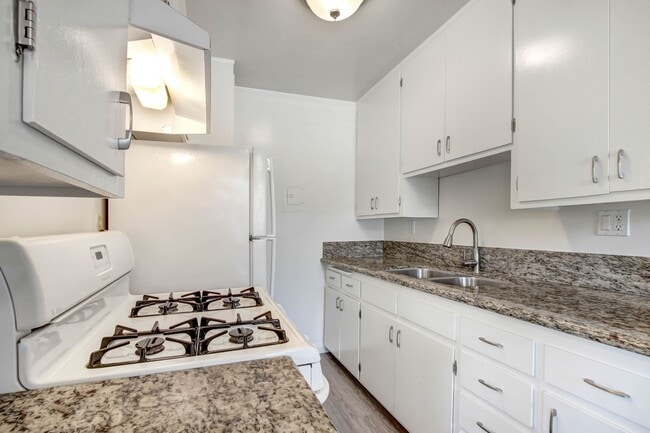 529 Montana Ave in Santa Monica, CA - Building Photo - Building Photo